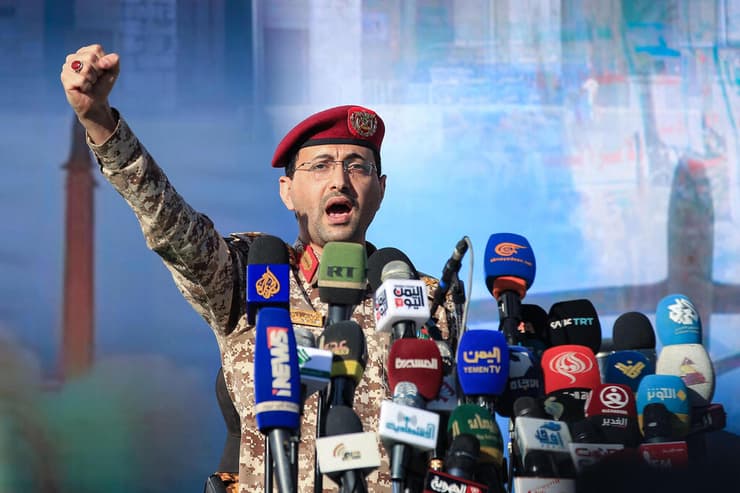 הדובר הצבאי של החות'ים יחיא סריע. הערוץ המקומי דיווח, אך לא נטל אחריות ( צילום: Mohammed HUWAIS / AFP) יחיא סריע הדובר הצבאי החות'י