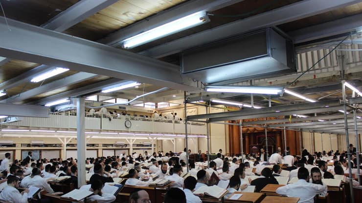 אברכים בישיבת פוניבז' בבני ברק