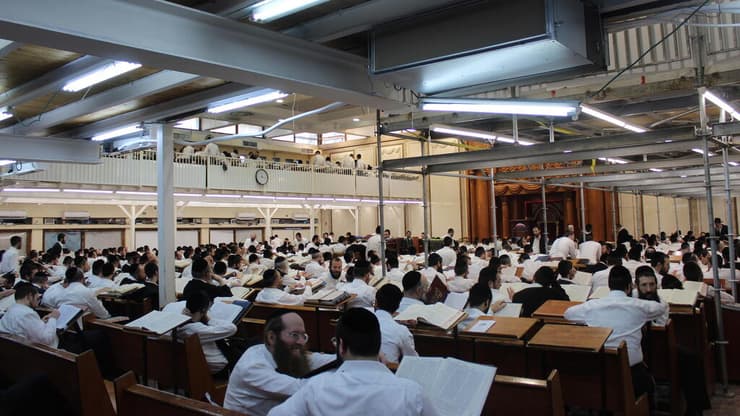 אברכים בישיבת פוניבז' בבני ברק