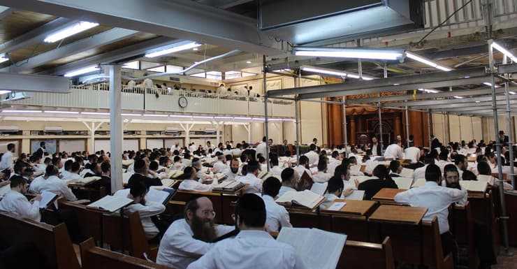 אברכים בישיבת פוניבז' בבני ברק (צילום: שמואל מוניץ) אברכים בישיבת פוניבז' בבני ברק