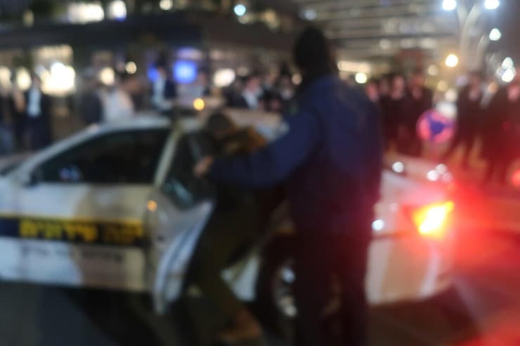 רס"ן מולי בוימל מוכנס לניידת