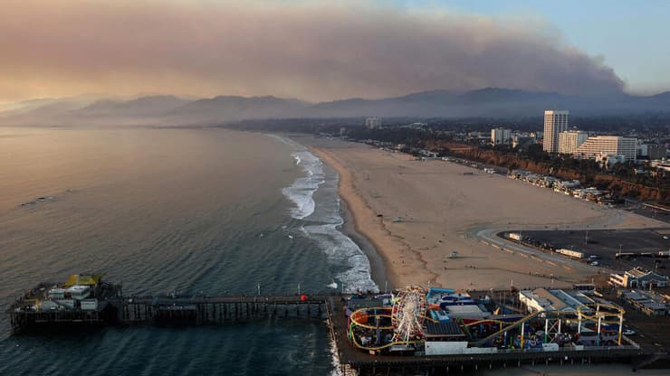 סנטה מוניקה ועשן ברקע