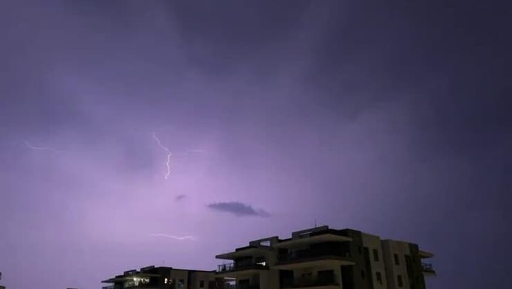 ברקים חזקים בחדרה