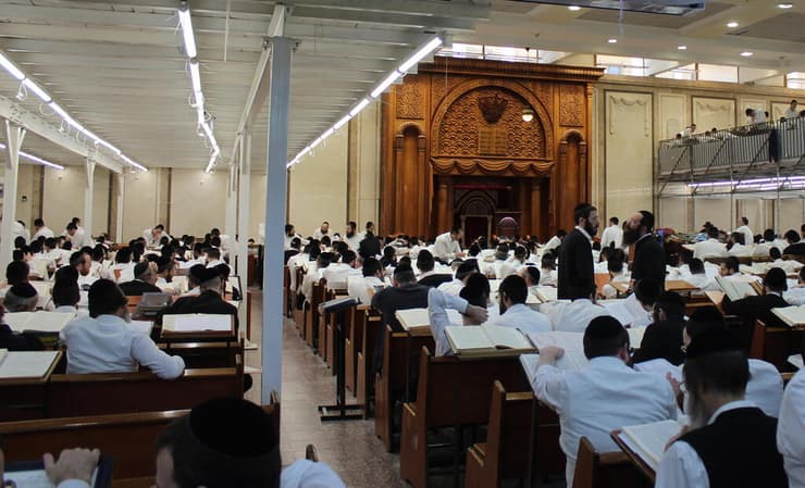 אברכים בישיבת פוניבז' בבני ברק