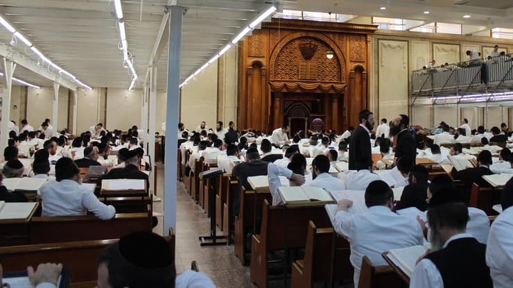 אברכים בישיבת פוניבז' בבני ברק