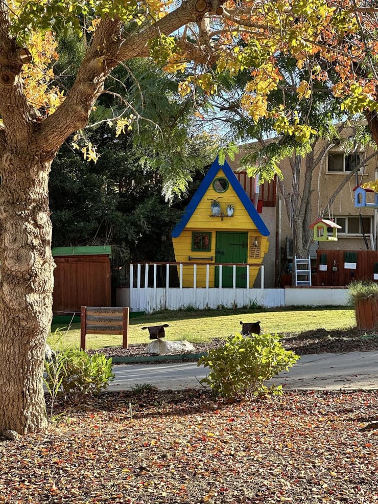 בכפר הנופש משאבים אנחנו מתקבלים במאור פנים השמור לתיירים שמזמן לא נראו כאן (צילום: טל-זהרה לביא ) בכפר הנופש משאבים אנחנו מתקבלים במאור פנים השמור לתיירים שמזמן לא נראו כאן