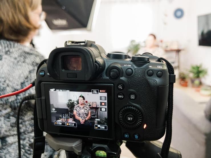 חנה פרי מנירים ששרדה את שבי חמאס ושבנה רועי נרצח ב-7 באוקטובר ובנה נדב פופלוול נרצח בשבי חמאס