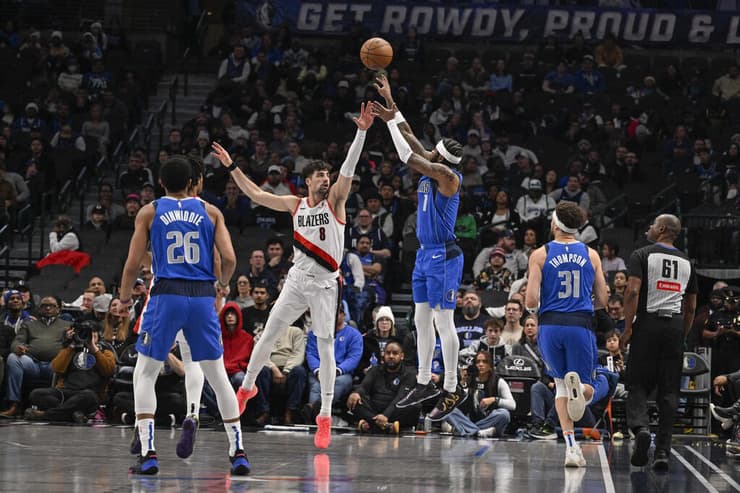 אבדיה מנסה לעצור את הזריקה של הארדי