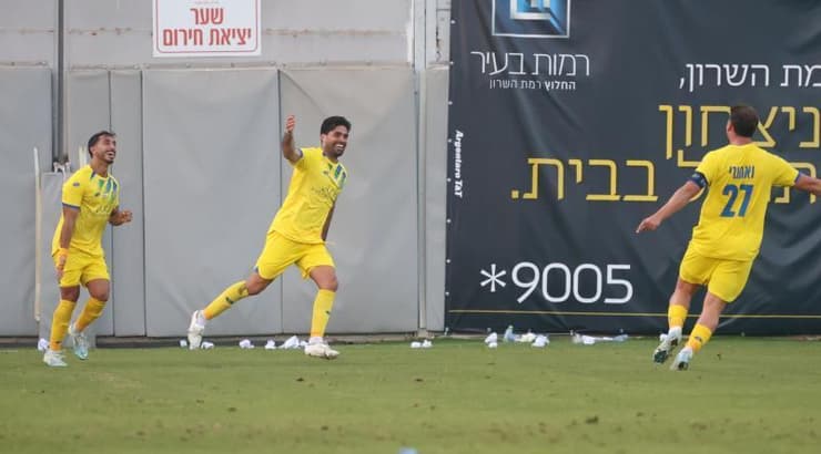 שחקני מכבי הרצליה חוגגים