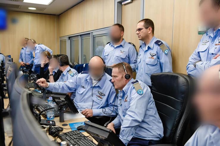 מפקד חיל האוויר תומר בר בתא השליטה בזמן התקיפה בתימן