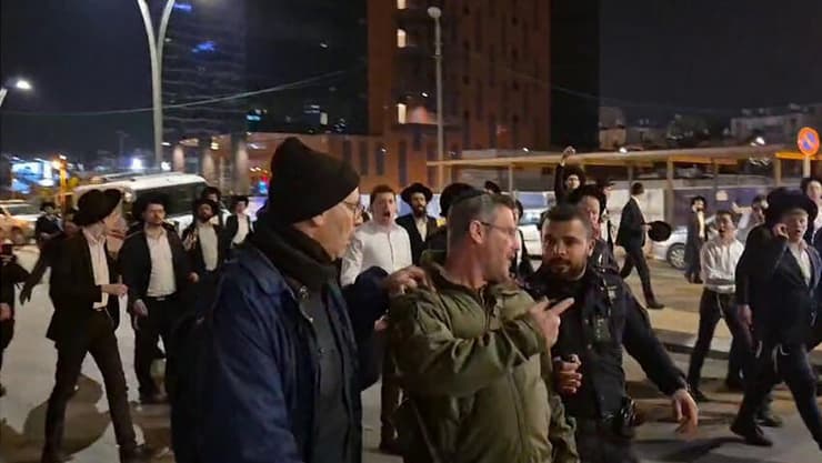 האלוף דוד זיני מוברח ממסעדת גולדיס בבני ברק