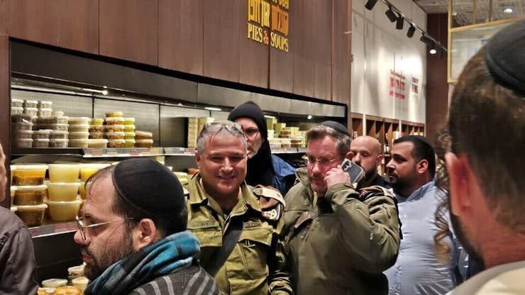 האלוף דוד זיני במסעדת גולדיס