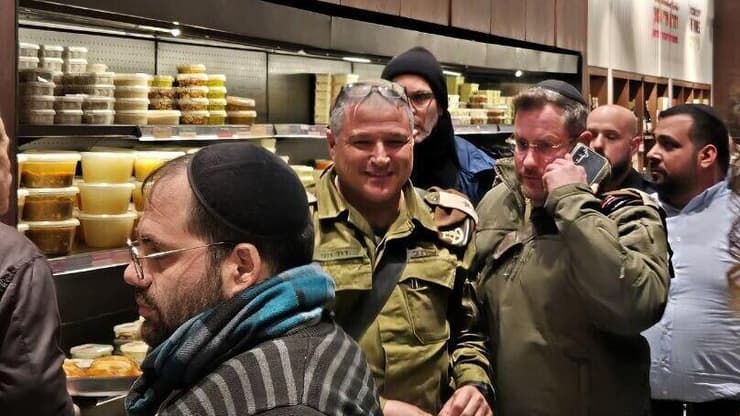 האלוף דוד זיני במסעדת גולדיס