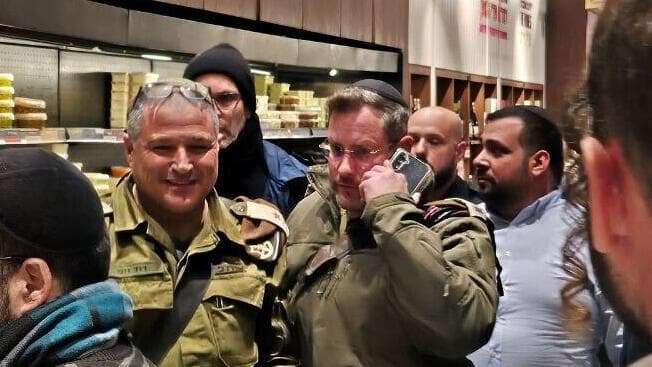 האלוף דוד זיני במסעדה לפני המהומה האלוף דוד זיני במסעדת גולדיס