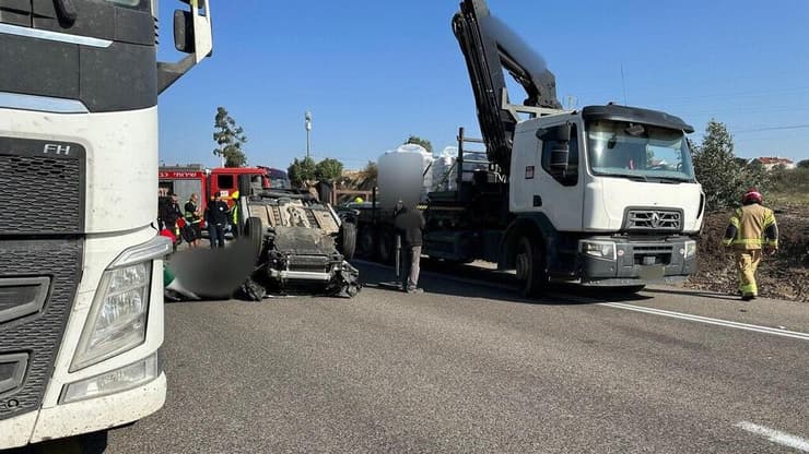 זירת תאונת הדרכים שאירעה סמוך לניר עם - בה נהרגה אישה בת 59