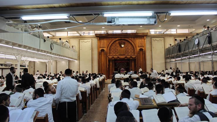 אברכים בישיבת פוניבז' בבני ברק