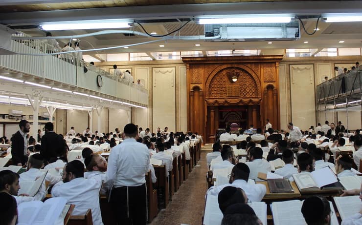 אברכים בישיבת פוניבז' בבני ברק