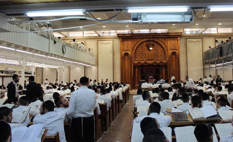 אברכים בישיבת פוניבז' בבני ברק