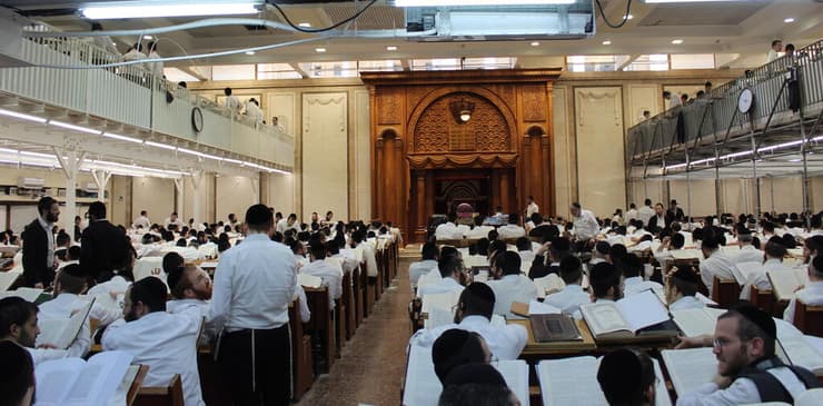 אברכים בישיבת פוניבז' בבני ברק