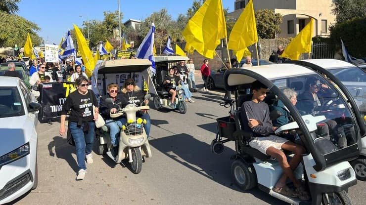 ותיקי קיבוץ כיסופים הובילו את הצעדה צעדה בקריאה לשחרר את החטופים ואת שלמה מנצור, בקיבוץ כיסופים