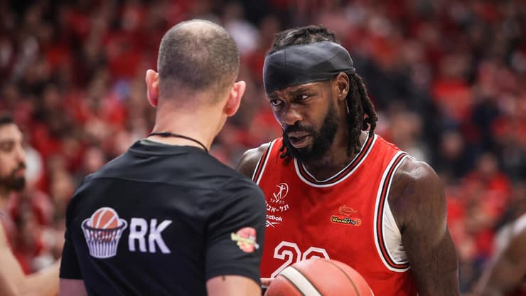 שחקן הפועל ת"א פטריק בברלי