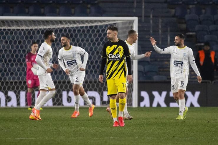 שחקני בני ריינה חוגגית בטדי. היכן להתחזק? זה כבר עניין של תעדוף (צילום: אלכס קולומויסקי) שחקני בני ריינה חוגגים, שחקן בית"ר ירושלים עומר אצילי מאוכזב