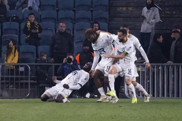 שחקני בני ריינה חוגגים עם סמביניה