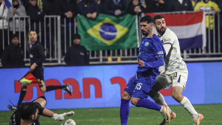 שחקן עירוני טבריה אלי בלילתי מול שחקן מכבי ת"א הישאם לאיוס