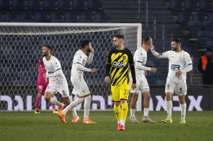 שחקני בני ריינה חוגגים, שחקן בית"ר ירושלים עומר אצילי מאוכזב