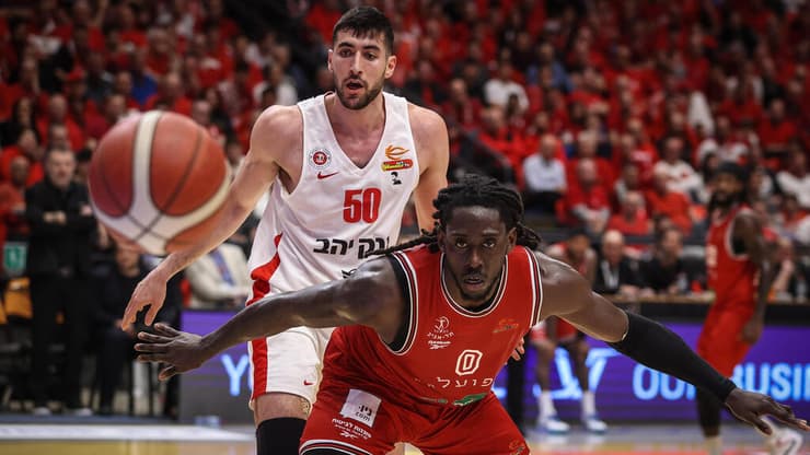 שחקן הפועל ת"א ג'ונתן מוטלי מול שחקן הפועל ירושלים יובל זוסמן