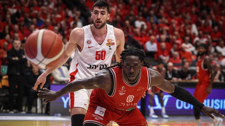 שחקן הפועל ת"א ג'ונתן מוטלי מול שחקן הפועל ירושלים יובל זוסמן