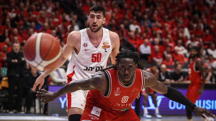 סדרה לוהטת. מוטלי מול זוסמן (צילום: עוז מועלם) ההפועל ת"א ג'ונתן מוטלי - הפועל ירושלים יובל זוסמן