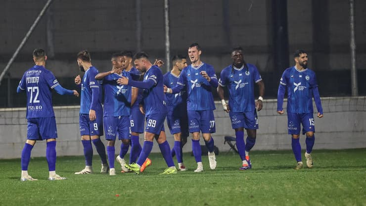 שחקני עירוני טבריה חוגגים (צילום: עוז מועלם) שחקני עירוני טבריה חוגגים