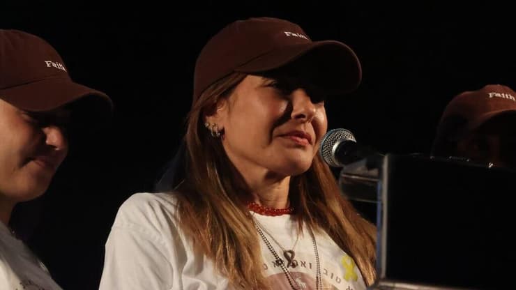 שירה אלבג, אמה של לירי, בעצרת בכיכר החטופים