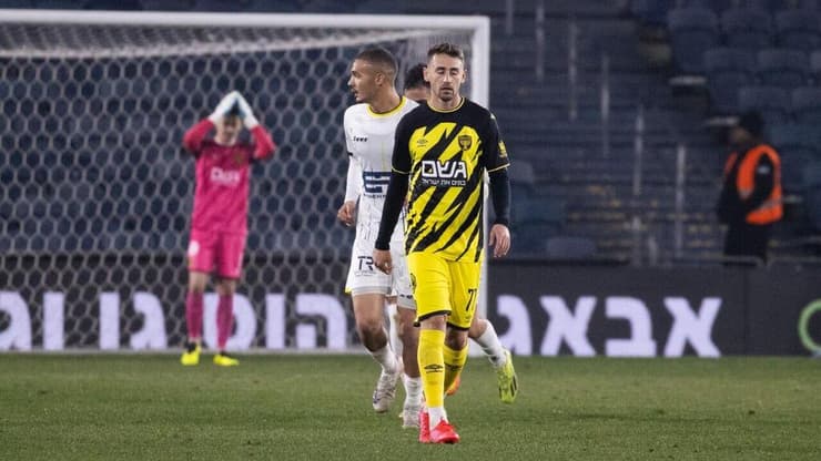 אצילי מול בני ריינה במשחק הקודם בין הקבוצות (צילום: אלכס קולומויסקי) שחקני בני ריינה חוגגים, שחקן בית"ר ירושלים עומר אצילי מאוכזב