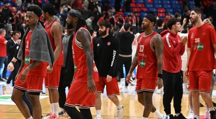 שחקני הפועל תל אביב מאוכזבים (ראובן שוורץ) שחקני הפועל תל אביב מאוכזבים