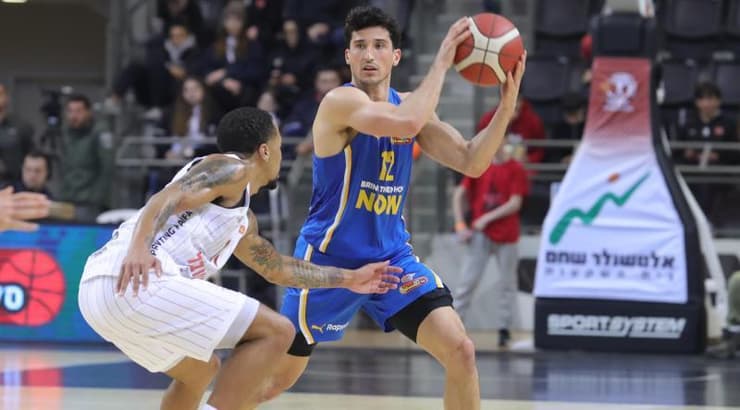 ג'ון דיברתולומאו (עמרי שטיין) ג'ון דיברתולומאו