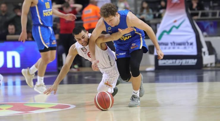 רוקאס יוקובאיטיס נאבק על הכדור (עמרי שטיין) רוקאס יוקובאיטיס נאבק על הכדור