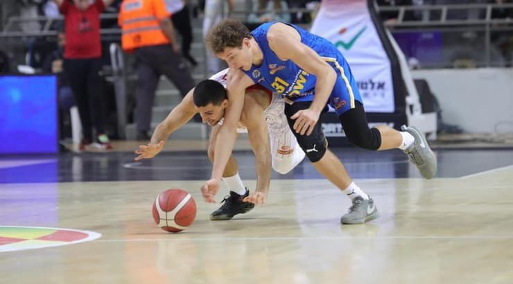 רוקאס יוקובאיטיס נאבק על הכדור (עמרי שטיין) רוקאס יוקובאיטיס נאבק על הכדור