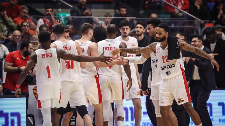שחקן הפועל ירושלים ג'ארד הארפר עם טאריק פיליפ