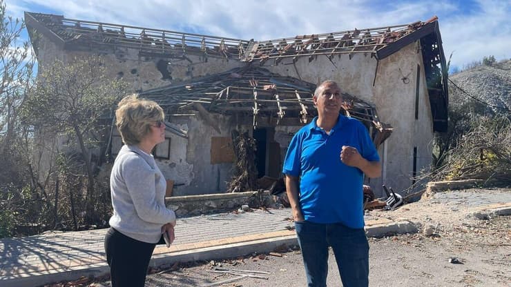 ג'ולי פלאט בסיור במטולה. "מתארגנים לשיקום ארוך" (צילום: JFNA) ג'ולי פלאט בסיור במטולה