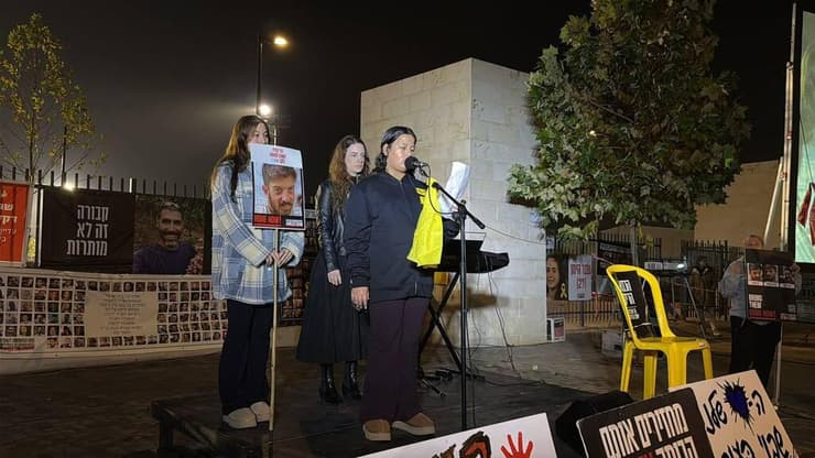 שורדת השבי יובל אנגל בנאום בעצרת של הקיבוצים ניר עוז ובארי