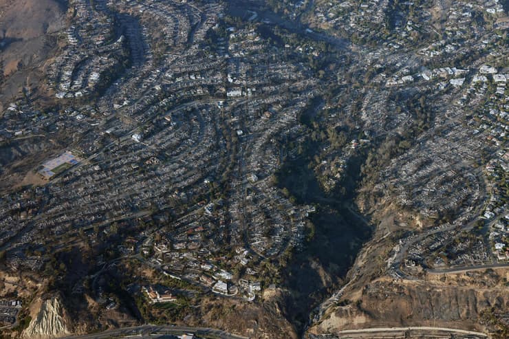 צילום: David Swanson / AFP תצלום אווירי של ההרס בעקבות גל השריפות בלוס אנג'לס