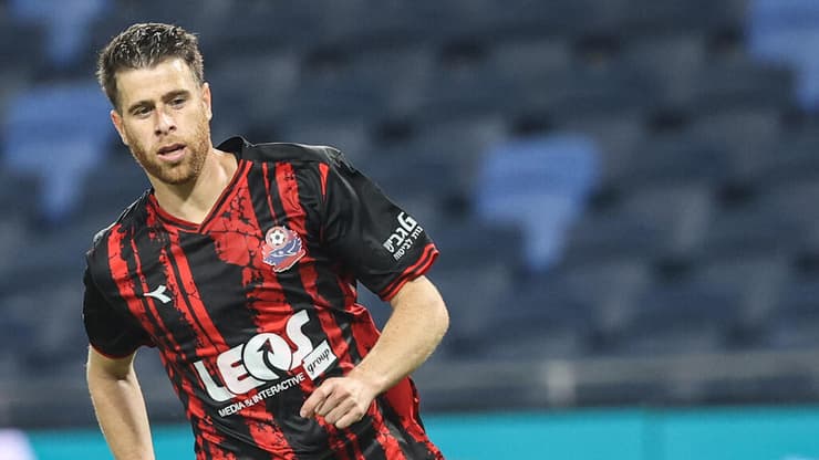 שוער הפועל באר-שבע ניב אליאסי מול שחקן הפועל חיפה גיא מלמד