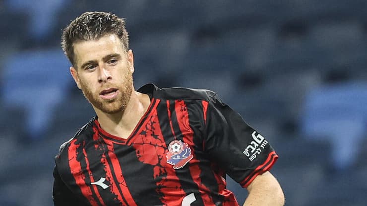 הירוקים מקווים לצרף אותו כבר העונה. גיא מלמד (צילום: גיל נחושתן) שוער הפועל באר-שבע ניב אליאסי מול שחקן הפועל חיפה גיא מלמד