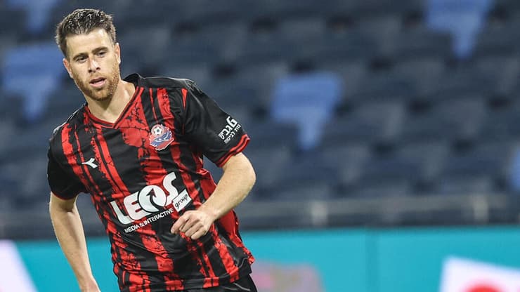 שוער הפועל באר-שבע ניב אליאסי מול שחקן הפועל חיפה גיא מלמד