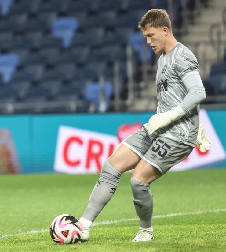 שוער הפועל באר-שבע ניב אליאסי מול שחקן הפועל חיפה גיא מלמד