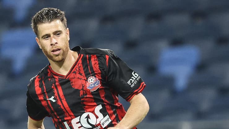 שוער הפועל באר-שבע ניב אליאסי מול שחקן הפועל חיפה גיא מלמד