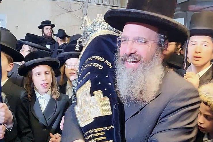 ספר התורה מיועד לבית כנסת בהר הבית (צילום: רובי שם טוב) ספר התורה מיועד לבית כנסת בהר הבית