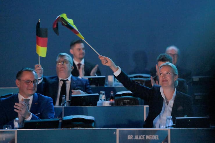 רוצה לצבור כוח כאופוזיציה הראשית. ויידל עם דגל גרמניה (צילום: REUTERS/Matthias Rietschel) גרמניה אליס ויידל כינוס מפלגת אלטרנטיבה לגרמניה